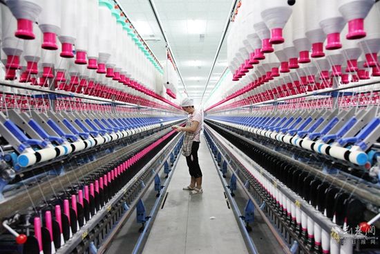 在湖北百絲祥紡織有限公司生產(chǎn)車間，工人正在生產(chǎn)線上作業(yè).jpg.jpg