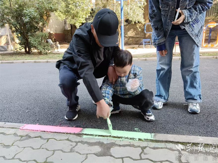 2.居民看到小區(qū)路面平整后自發(fā)開展彩繪行動.jpg.jpg