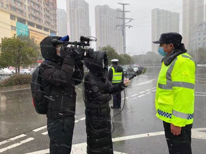 孝感市融媒體中心楊亞玲（風雪中，采訪疫情期間重返一線的退休警察）_副本.jpg.jpg
