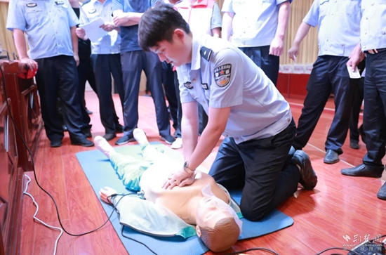 7月17日，嘉魚縣公安局治安大隊會同縣紅十字會組織開展一線民輔警防溺水急救技能專項培訓.jpg