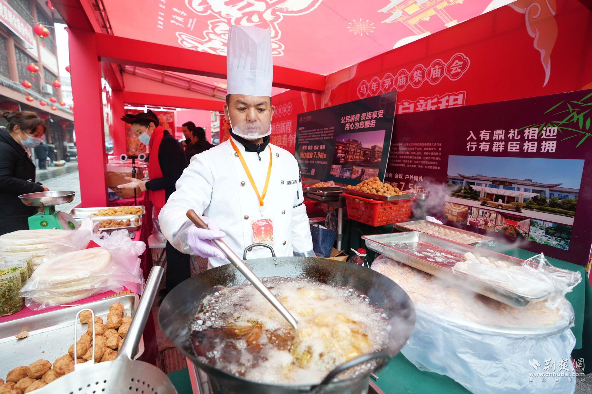 現(xiàn)場(chǎng)臘味、鹵貨、炸圓子吸引市民前來品嘗購(gòu)買 (1).JPG.JPG