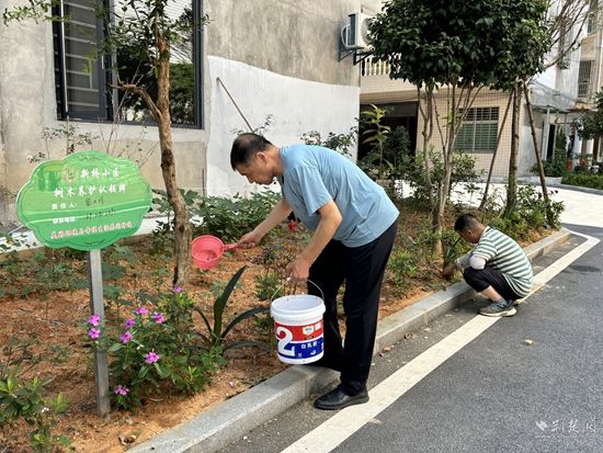 小區(qū)居民主動認領(lǐng)小區(qū)綠化區(qū)域并進行日常維護.jpg.jpg