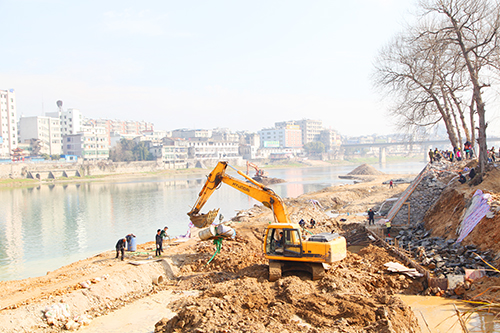 崇陽(yáng)陸水河綜合治理工程現(xiàn)場(chǎng)。.JPG